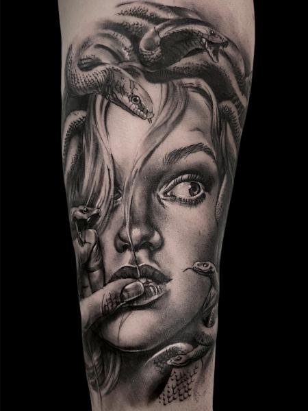 tatuaggi realistici black and grey