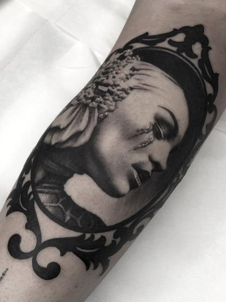 tatuaggio realistico black and grey