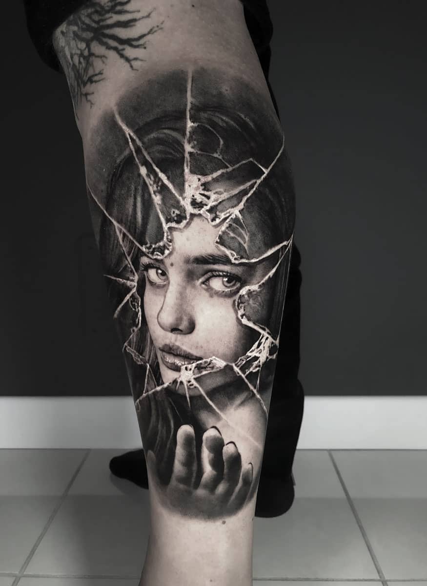 Tatuaggio donna e specchio