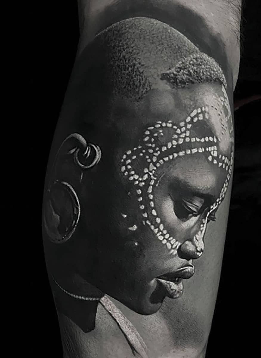 Tatuaggio donna afro